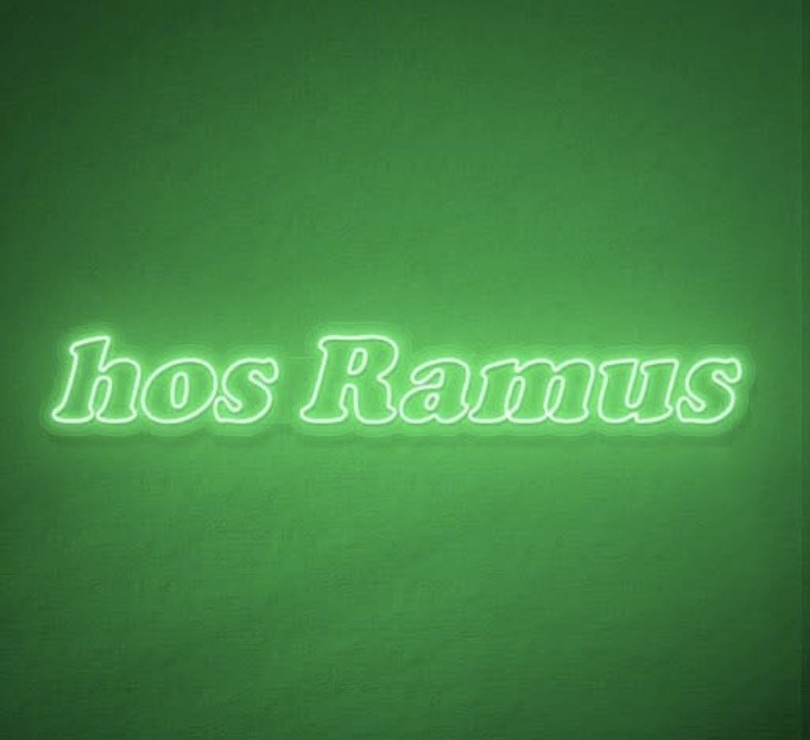 Grønt neonskilt med teksten hos Ramus