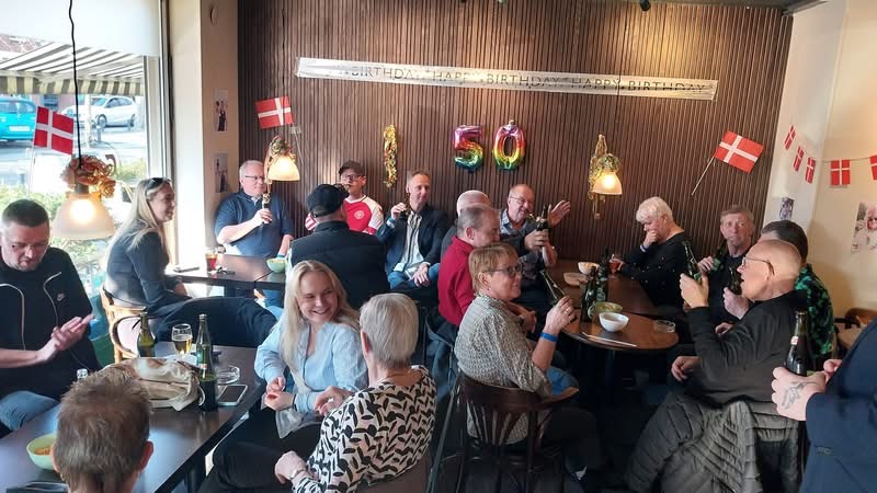 Fødselsdagsfest med glade gæster