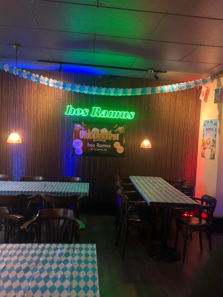 Oktoberfest-dekoration i baren